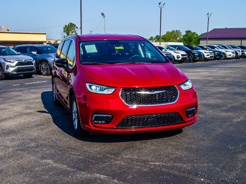 Used 2024 Chrysler Pacifica Touring-L FWD image 11