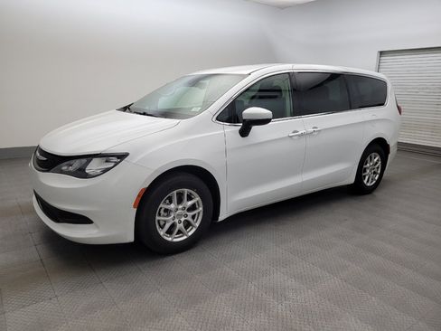 Used 2023 Chrysler Voyager LX FWD image 2
