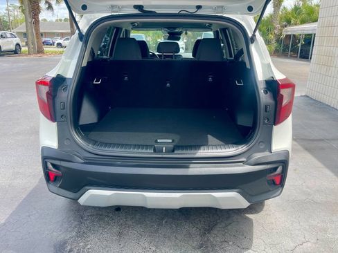 Used 2025 Kia Seltos LX AWD/4WD image 5