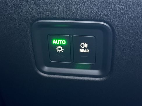 Certified 2025 Porsche Macan Electric image 33