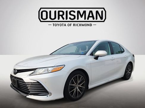 Used 2021 Toyota Camry XLE w/ Navigation Package FWD image 3