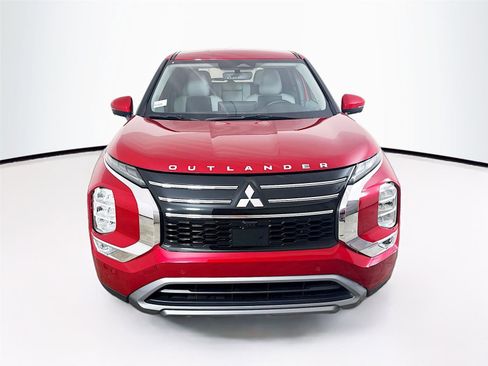 Used 2025 Mitsubishi Outlander SE image 2