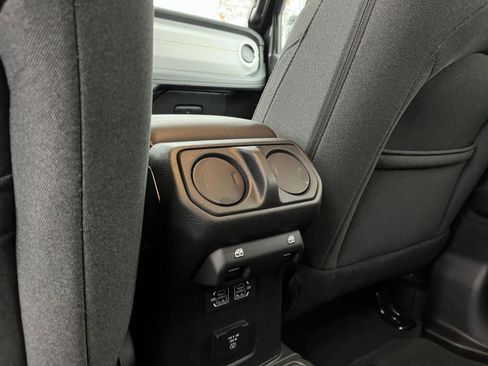 Used 2025 Jeep Wrangler Sahara image 23