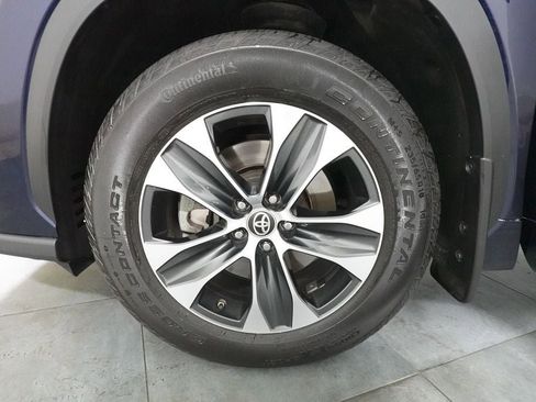 Used 2020 Toyota Highlander XLE AWD/4WD image 37