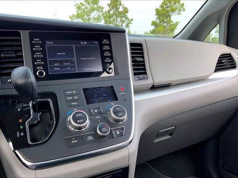 Used 2019 Toyota Sienna L image 35