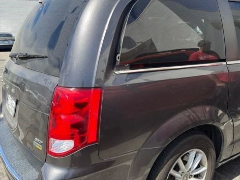 Used 2019 Dodge Grand Caravan SXT FWD image 9