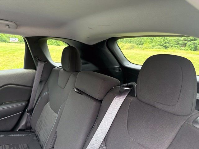 Used 2022 Jeep Cherokee Latitude AWD/4WD image 35