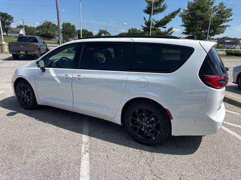 New 2025 Chrysler Pacifica Limited w/ Uconnect Theater Family Group image 19