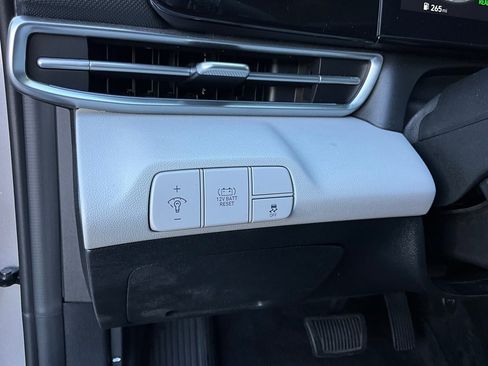 Used 2025 Hyundai Elantra Limited image 23