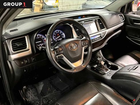 Used 2018 Toyota Highlander XLE image 17