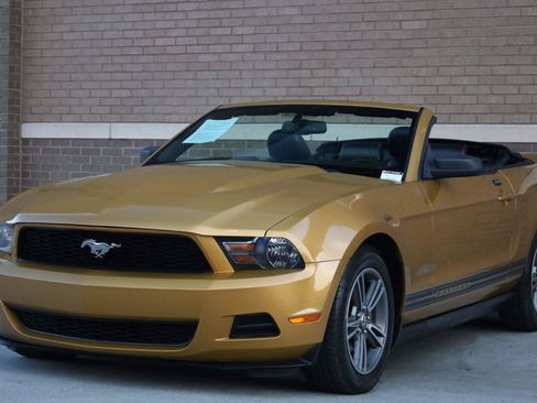 Used 2010 Ford Mustang Convertible RWD image 7