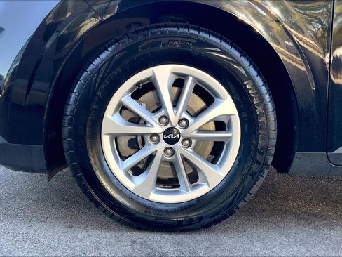 Used 2024 Kia Carnival LX image 10