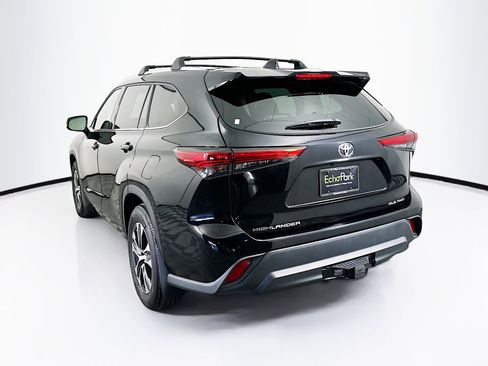 Used 2022 Toyota Highlander XLE image 5