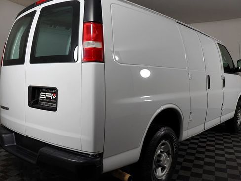 Used 2018 Chevrolet Express 2500 w/ Driver Convenience Package RWD image 9