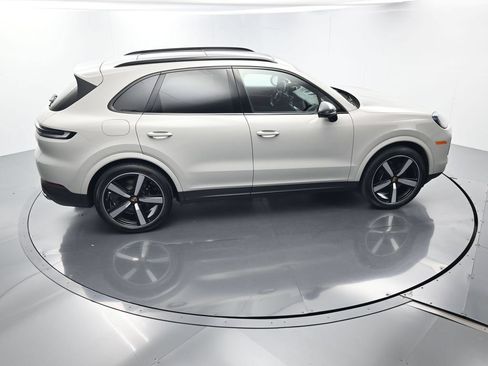 Certified 2025 Porsche Cayenne AWD/4WD image 41