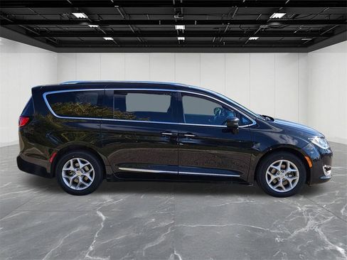 Used 2020 Chrysler Pacifica Touring-L image 6