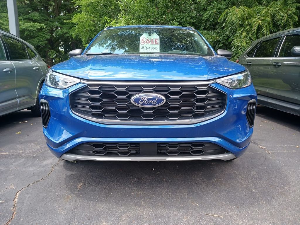 Used 2023 Ford Escape ST-Line w/ Tech Pack #1 AWD/4WD image 2