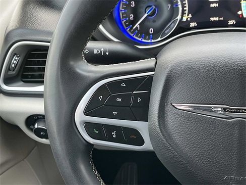 Used 2023 Chrysler Pacifica Touring-L image 17