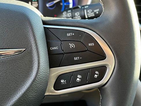 Used 2024 Chrysler Pacifica Select image 17