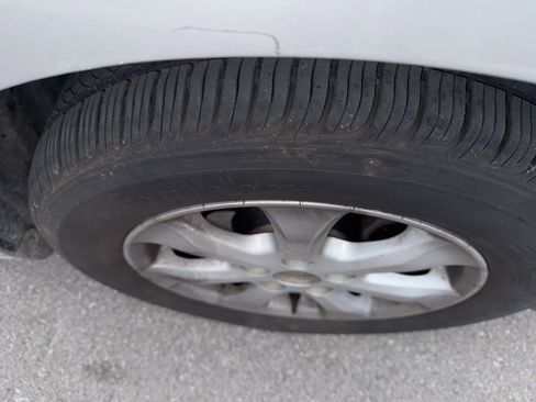 Used 2011 Toyota Camry LE image 10