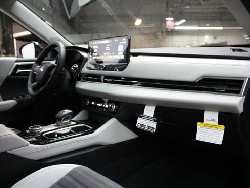 New 2025 Mitsubishi Outlander SE image 17