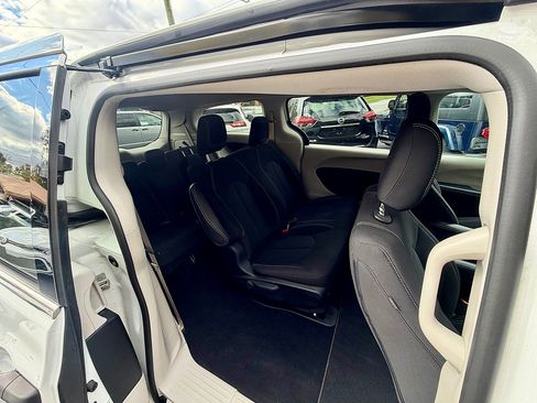 Used 2020 Chrysler Voyager L FWD image 14
