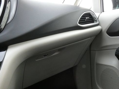 Used 2024 Chrysler Pacifica Touring-L FWD image 27