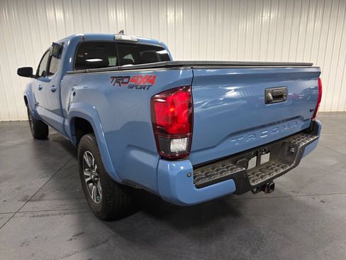Used 2019 Toyota Tacoma TRD Sport w/ TRD Premium Sport Package AWD/4WD image 3