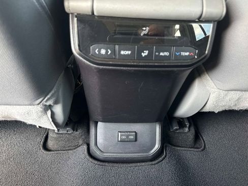 Used 2024 Toyota Highlander LE image 16