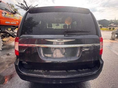 Used 2014 Chrysler Town & Country Touring-L w/ Driver Convenience Group image 6