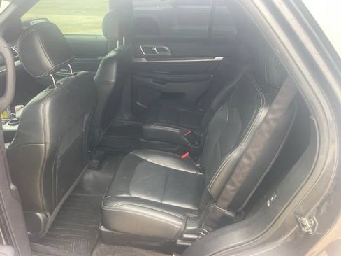 Used 2017 Ford Explorer Limited w/ Equipment Group 301A FWD image 8