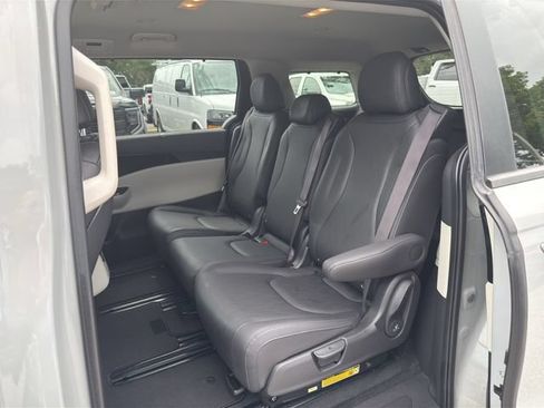 Used 2024 Kia Carnival EX FWD image 26