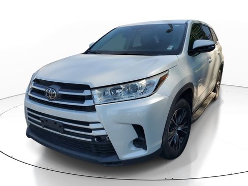 Used 2019 Toyota Highlander LE FWD image 3