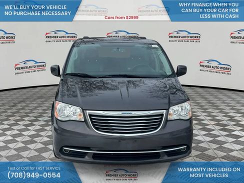 Used 2015 Chrysler Town & Country Touring image 2