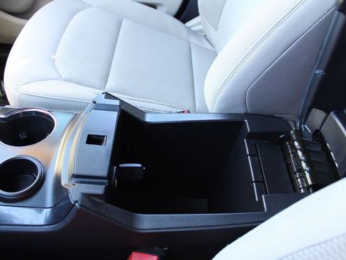 Used 2018 Ford Explorer XLT image 39