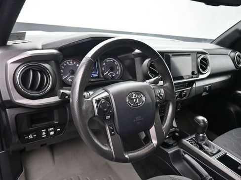 Used 2017 Toyota Tacoma TRD Off-Road w/ Premium & Technology Package AWD/4WD image 12