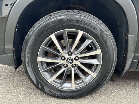 Used 2017 Toyota Highlander XLE image 11