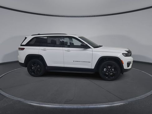 Certified 2025 Jeep Grand Cherokee Limited w/ Black Appearance Package AWD/4WD image 17