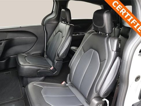 Used 2025 Chrysler Pacifica Select image 14