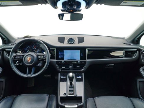 Certified 2025 Porsche Macan AWD/4WD image 18