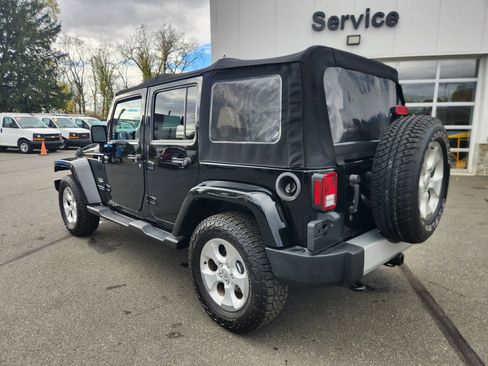 Used 2015 Jeep Wrangler Unlimited Sahara w/ Connectivity Group AWD/4WD image 11