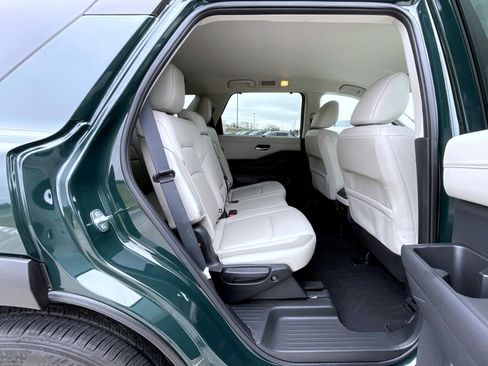Used 2024 Nissan Pathfinder SL AWD/4WD image 19