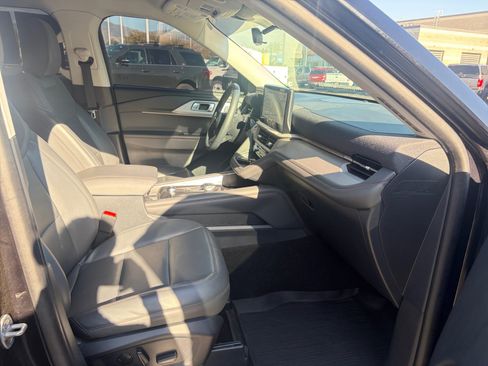 Used 2025 Ford Explorer Active w/ Active Comfort Package AWD/4WD image 32