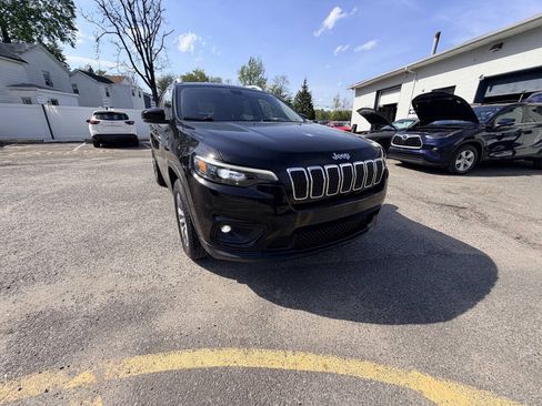 Used 2019 Jeep Cherokee Latitude Plus w/ Cold Weather Group AWD/4WD image 17