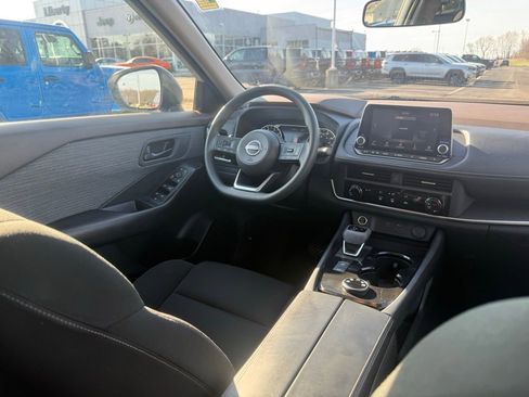 Used 2023 Nissan Rogue S image 40