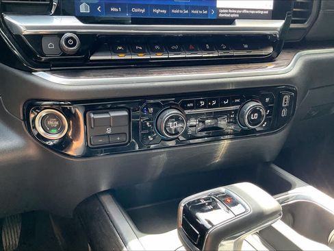 Used 2025 Chevrolet Silverado 1500 LTZ AWD/4WD image 31