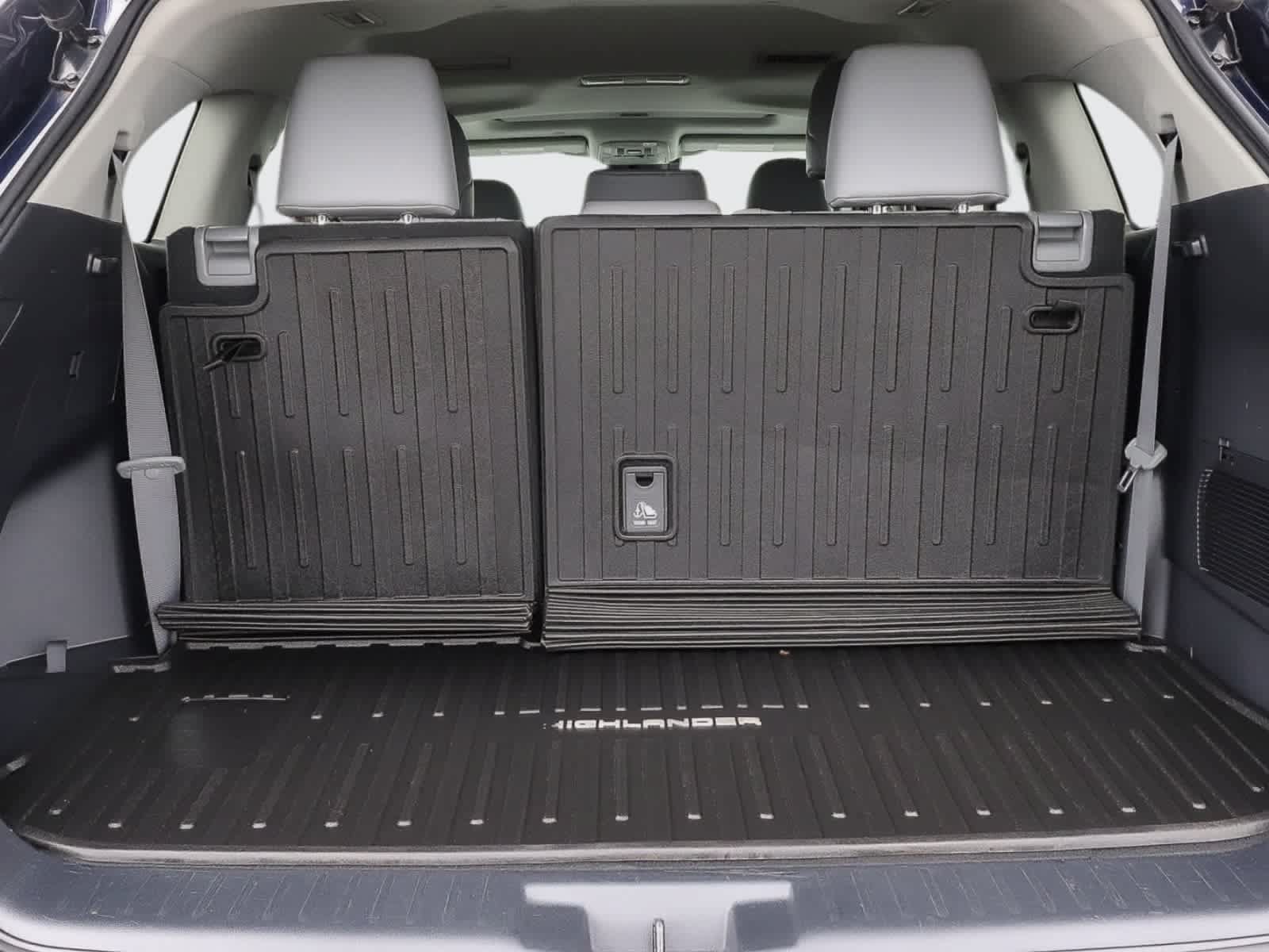 Used 2021 Toyota Highlander XLE AWD/4WD image 16
