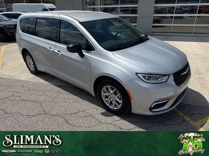 Used 2024 Chrysler Pacifica Touring-L