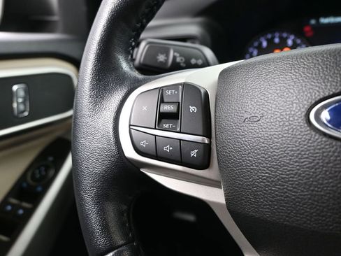 Used 2022 Ford Explorer XLT image 32