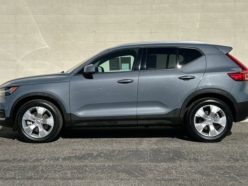 Used 2021 Volvo XC40 T5 Momentum w/ Premium Package image 7